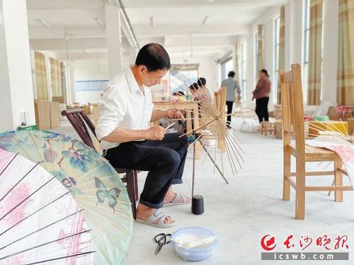 这里的传统手工油纸伞变身艺术品远销日韩,今年销售腰斩急求新销路